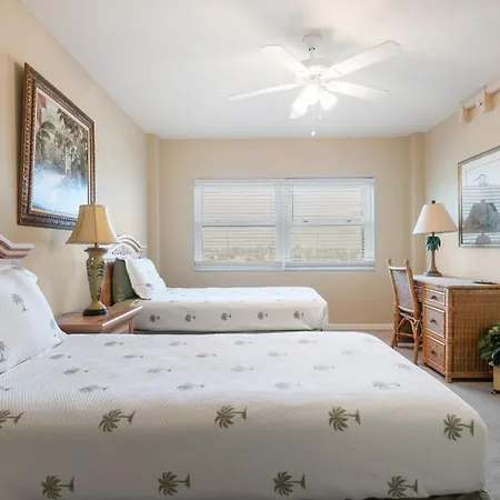 Spacious 3Br Beachfront Condo With Balcony & Parking